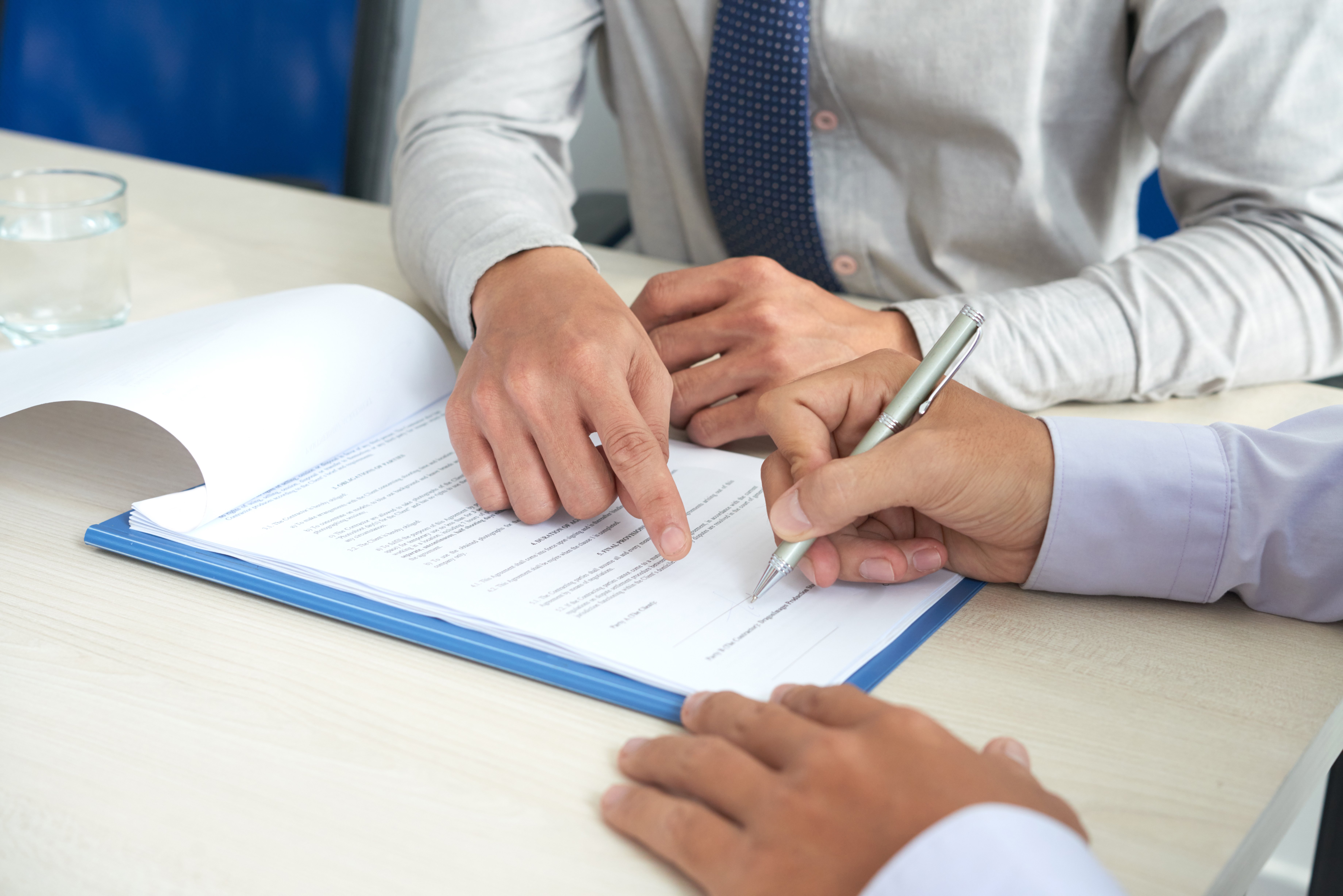dos-personas-firmando-un-contrato